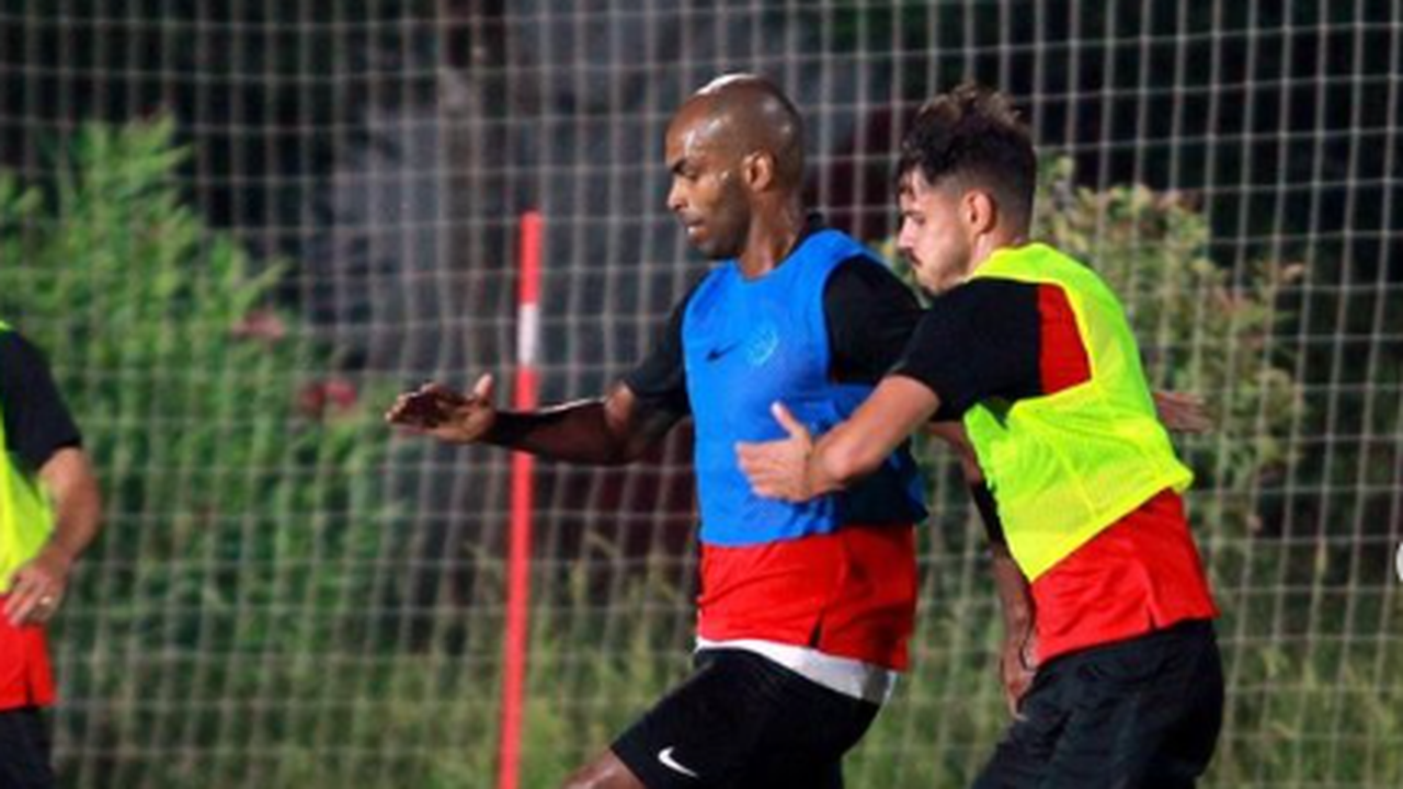 Zagueiro brasileiro Naldo fala após perda do filho de 4 anos: 'A dor é grande'