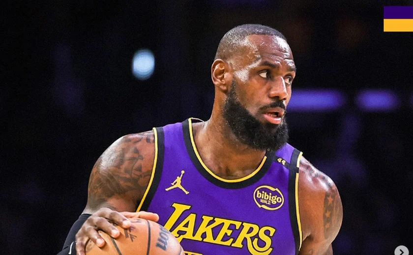 LeBron James anota 'triple-double', iguala Karl Malone e lidera vitória dos Lakers na NBA