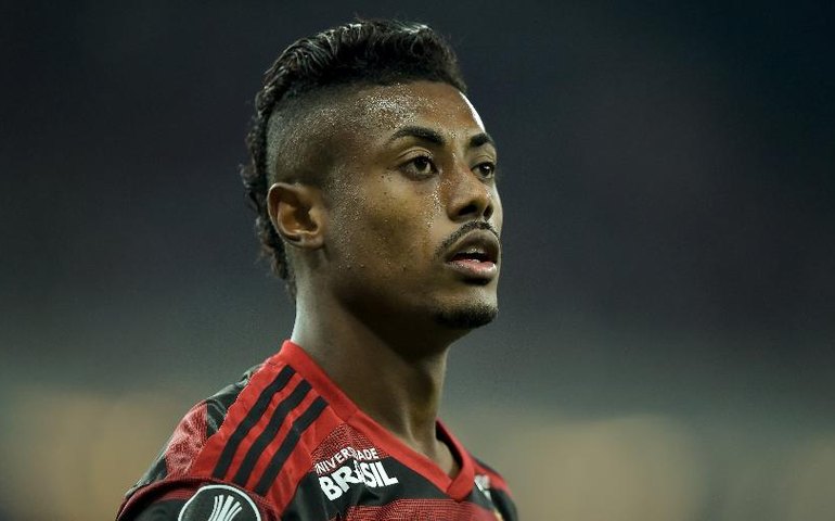 Bruno Henrique vai operar o joelho e pode ficar fora do Flamengo por até um ano
