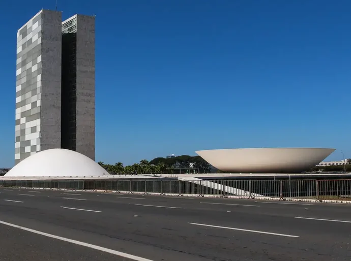 Hugo Motta confirma para hoje votação de isenção do Imposto de Renda