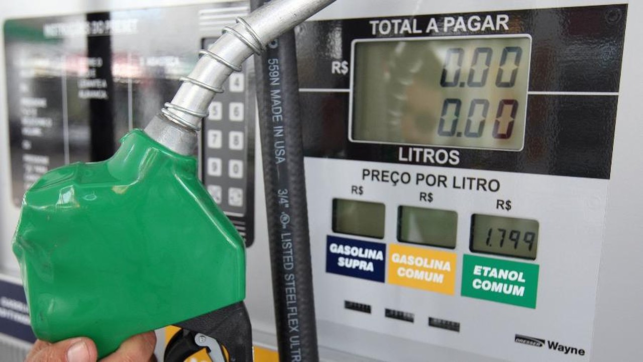 Petrobras estuda uma redução de até R$ 0,30 no preço da gasolina praticado nas refinarias
