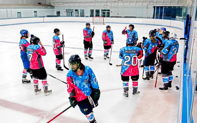 Conheça o Team Trans, a primeira equipe de hóquei no gelo transgênero dos EUA