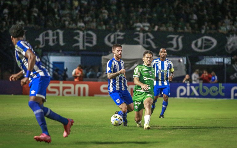 Avaí vence Coritiba em dia de homenagem para Betão e fica em 3º no Brasileirão
