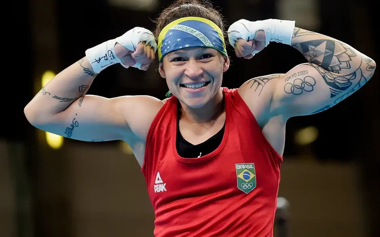 Bia Ferreira supera argentina e se sagra campeã mundial no boxe profissional