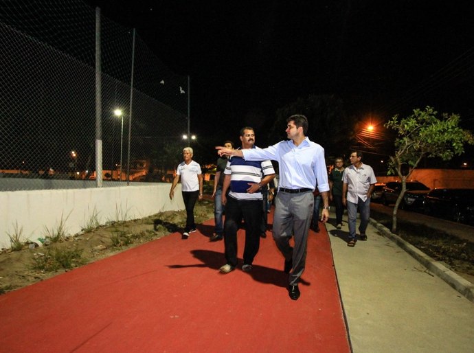 Rui Palmeira vistoria obra na Colina dos Eucaliptos