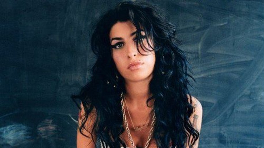 Vestido usado por Amy Winehouse é vendido por 43,2 mil libras