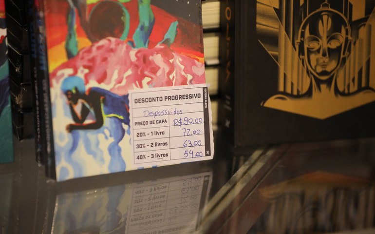 Editoras e livrarias aplicam promoções em livros na Bienal de Alagoas