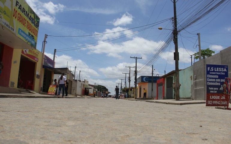 Prefeito entrega obra de pavimentação de 14 ruas do bairro Planalto