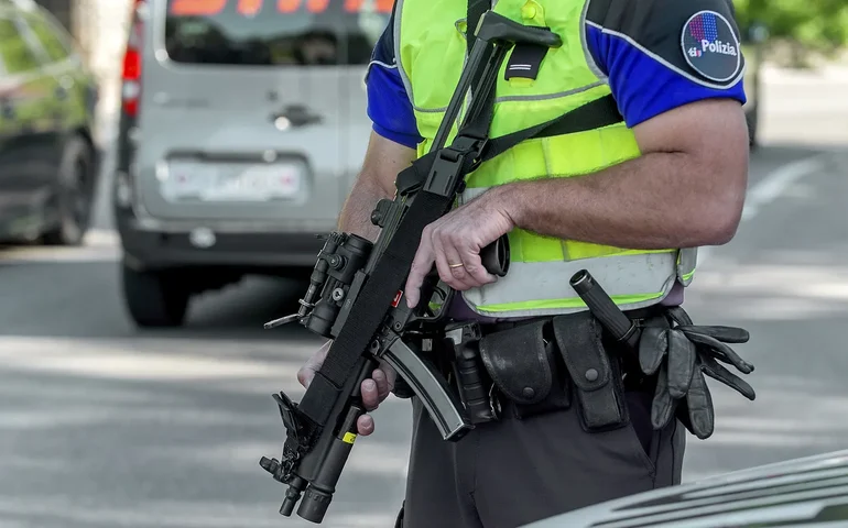 Polícia suíça investiga menino de 11 anos por postagens extremistas, diz jornal