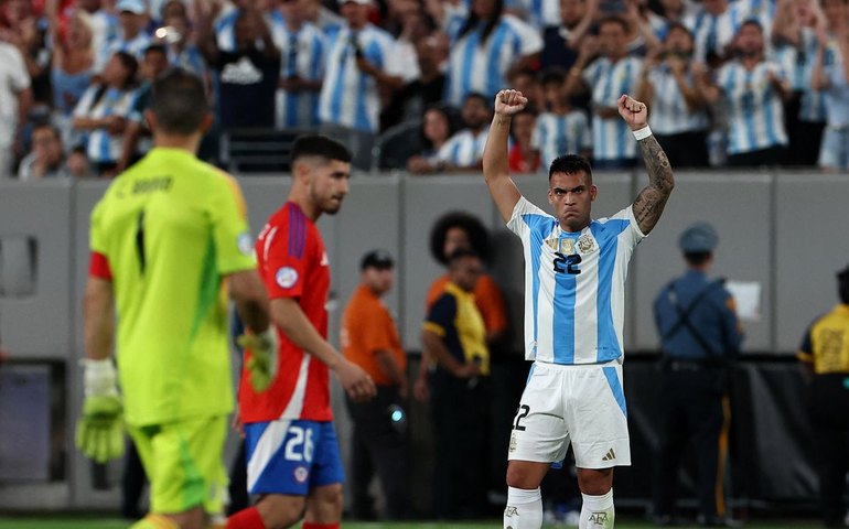 Argentina derrota Chile e se classifica para quartas da Copa América