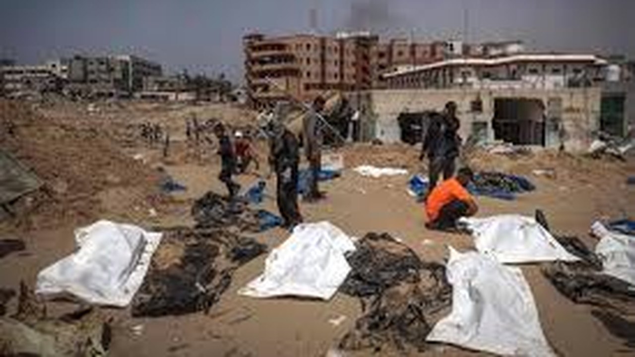 Em Gaza, mais de 300 corpos são encontrados em valas comuns