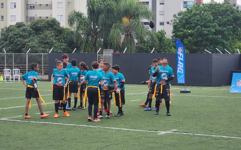 Em 'pontapé inicial' da NFL no Brasil, time mirim vence torneio de flag e garante viagem aos EUA