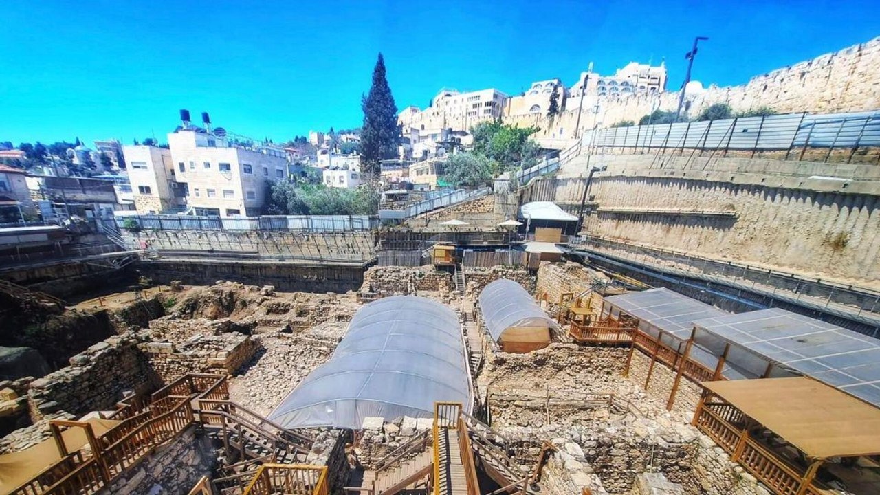 Anel de ouro de 2,3 mil anos é descoberto em Jerusalém