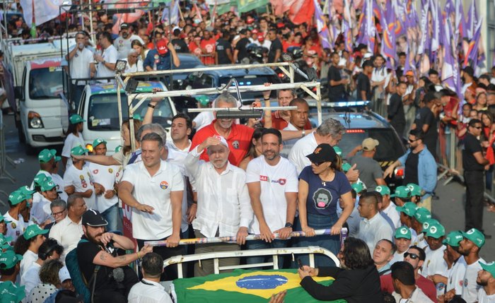Lula, Dantas e Renan desfilam em carro aberto pelas ruas do Centro de Maceió Lula, Dantas e Renan desfilam em carro aberto pelas ruas do Centro de Maceió