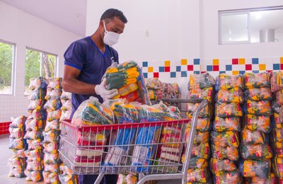 Mais quatro escolas em Maceió recebem kits merenda para alunos matriculados