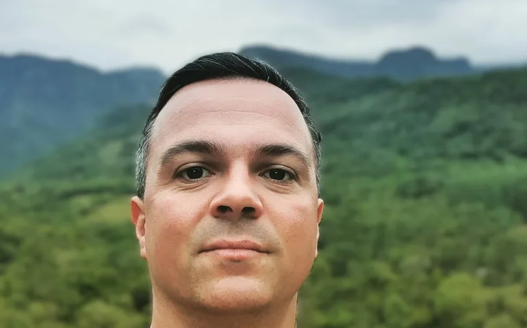 Neste thriller psicológico, o crime perfeito não é aquele que ninguém descobre, mas o que ninguém sequer suspeita