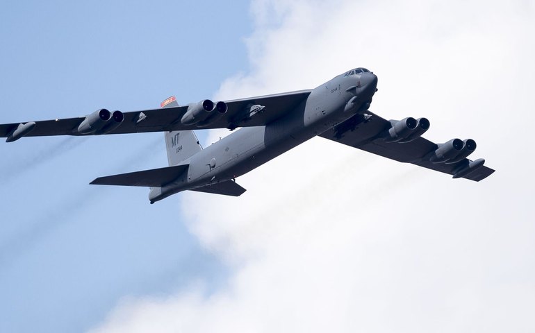 Bombardeiros B-52 dos EUA chegam ao Reino Unido para treinamento da OTAN (VÍDEO)