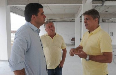 Prefeito Rui Palmeira vistoria construção de Praça de Esporte e Cultura