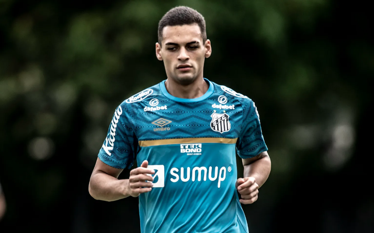 Valorizado, jovem zagueiro Kaiky renova contrato com o Santos