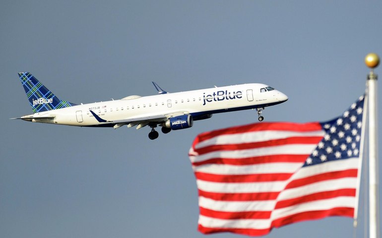 Avião comercial desvia rota para evitar colisão com aeronave militar dos EUA próximo à Venezuela