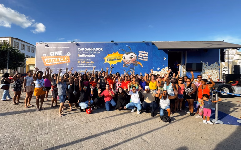 Famílias atendidas pela Secretaria de Assistência Social de Penedo lotam Cine Caixa CAP