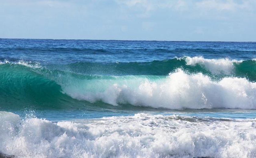 Buscas por homem desaparecido no mar de Guaxuma continuam nesta segunda-feira (13)