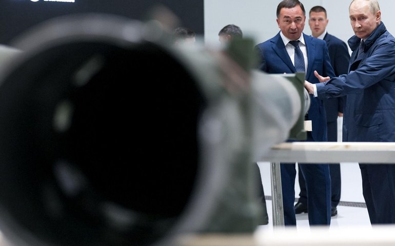 Rússia sempre se orgulhou da sua indústria de defesa e esse orgulho é justificável, diz Putin