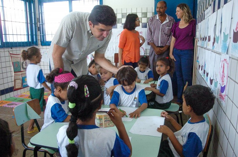 Após reforma, prefeito visita CMEI Rosane Collor