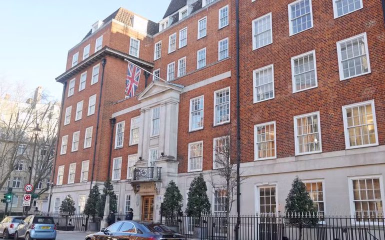 Concierge, cofre e pacientes como Liz Taylor e JFK: conheça o hospital de luxo onde Kate e rei Charles estão internados em Londres
