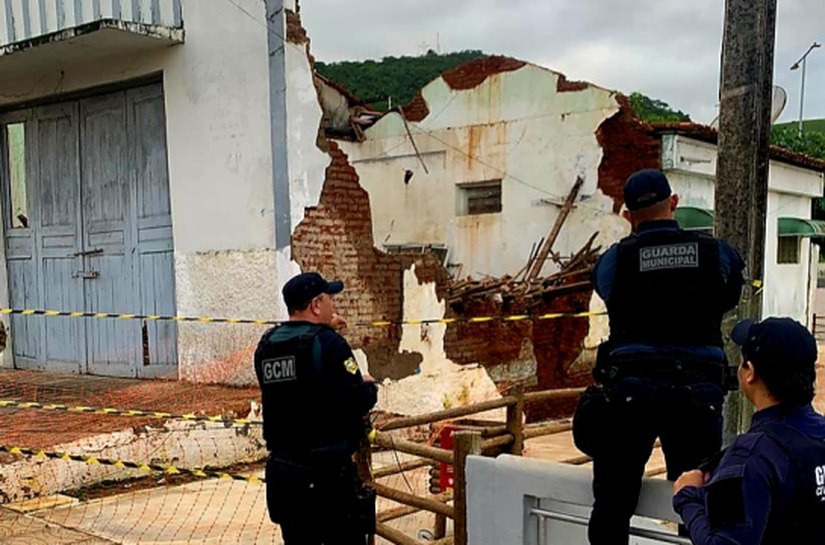 Prefeitura de Palmeira faz interdição temporária em parte da calçada atingida por desabamento de muro no Lago Goiti