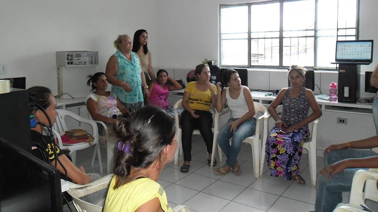 Assistência Social entrega material e farda escolar do projeto Pronatec em Canapi