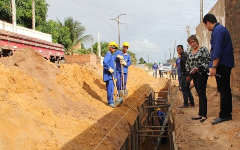 Célia visita canteiros de oito obras em Arapiraca