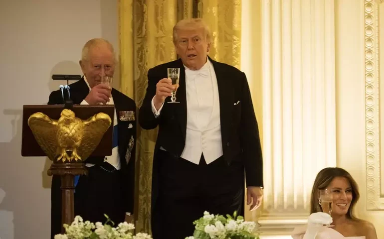 Charles III provoca Trump em jantar: 'Sem nós, americanos falariam francês'