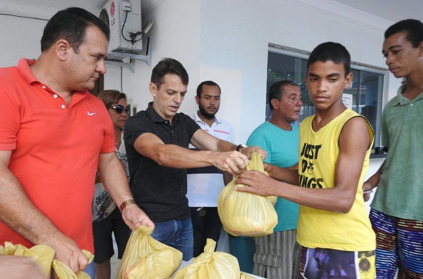 Paripueira faz doação de quatro toneladas de peixe e de arroz