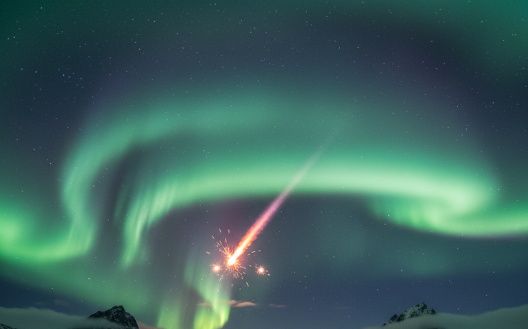 Combo lendário: meteoro em meio à coroa da aurora boreal é captado na Noruega