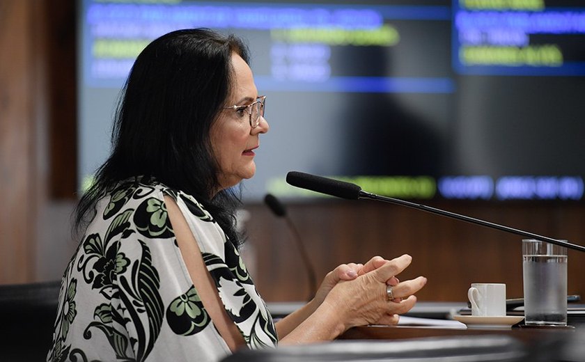Senado aprova pedido de Damares para verificar condições da prisão domiciliar de Bolsonaro
