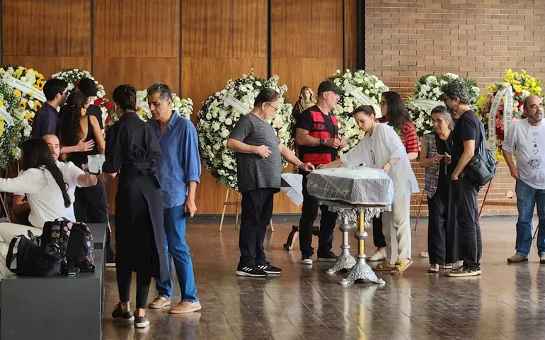 Entre risos, lágrimas, música e memórias: Antônio Pitanga e Fernanda Torres marcam presença na despedida de Ziraldo, no Rio