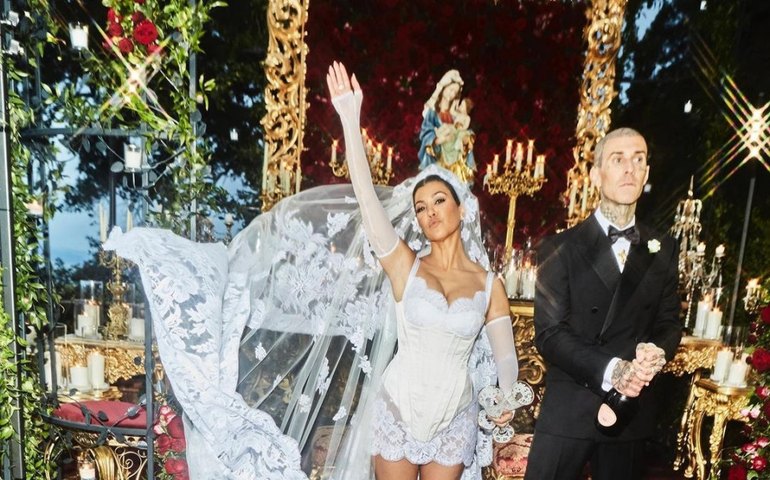 Kourtney Kardashian e Travis Barker realizam terceira cerimônia de casamento