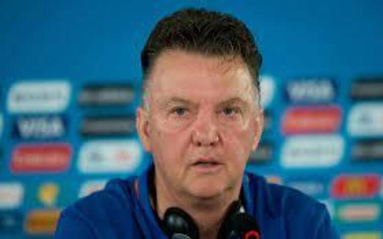 Federação holandesa presta homenagem ao técnico Van Gaal, que dá adeus à seleção