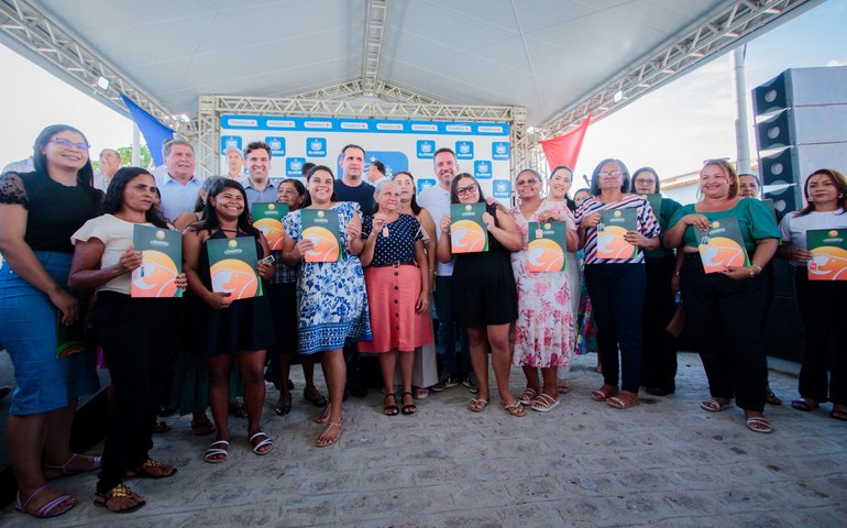 Água do Canal do Sertão chega para povoados em Carneiros