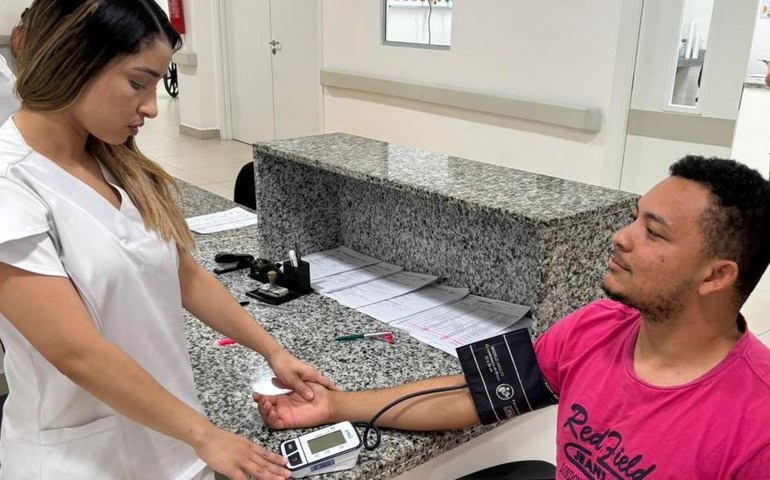 Aferir pressão em casa exige atenção e técnica correta, orienta profissional do Hospital do Coração Alagoano