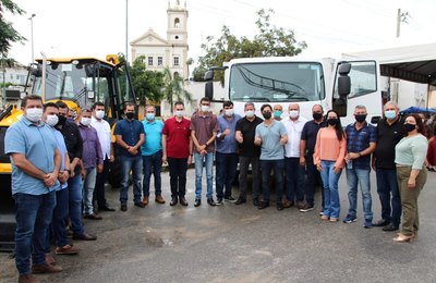 Coruripe recebe equipamentos e máquinas do presidente da Câmara Federal, Arthur Lira, e da Codevasf