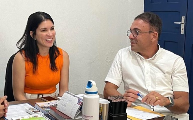 Prefeito Theobaldo debate projetos para Major Izidoro com a secretária estadual de Agricultura, Carla Dantas