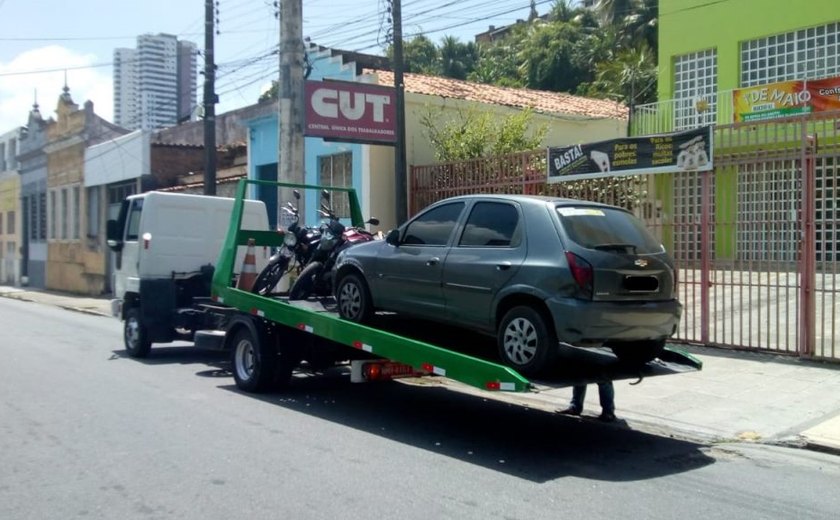 Fiscalização autua veículos irregulares em Maceió