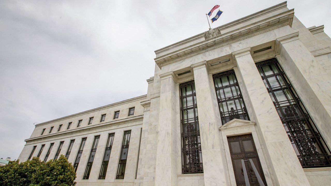 FED reduz previsão de crescimento econômico dos EUA e diz que tarifas de Trump 'pressionam inflação'
