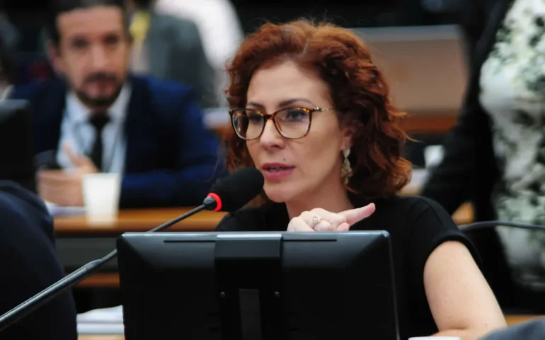 Câmara já gastou R$ 654,6 mil com gabinete de Zambelli; custo pode chegar a R$ 1 milhão em 2026