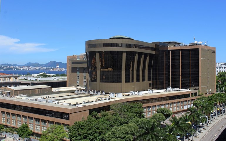 Vítima de violência doméstica vai delegacia e é presa por engano