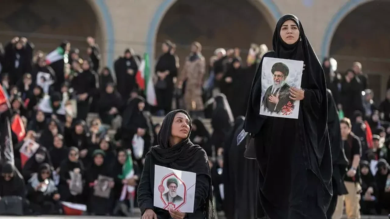 Multidão clama por 'vingança' em funeral de Ali Khamenei em Teerã