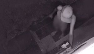 Homem é flagrado tentanto invadir casas totalmente nu em Aracaju / Foto: Foto: Portal A8SE/Reprodução