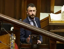 Deputado que disparou arma em Réveillon é condenado na Itália